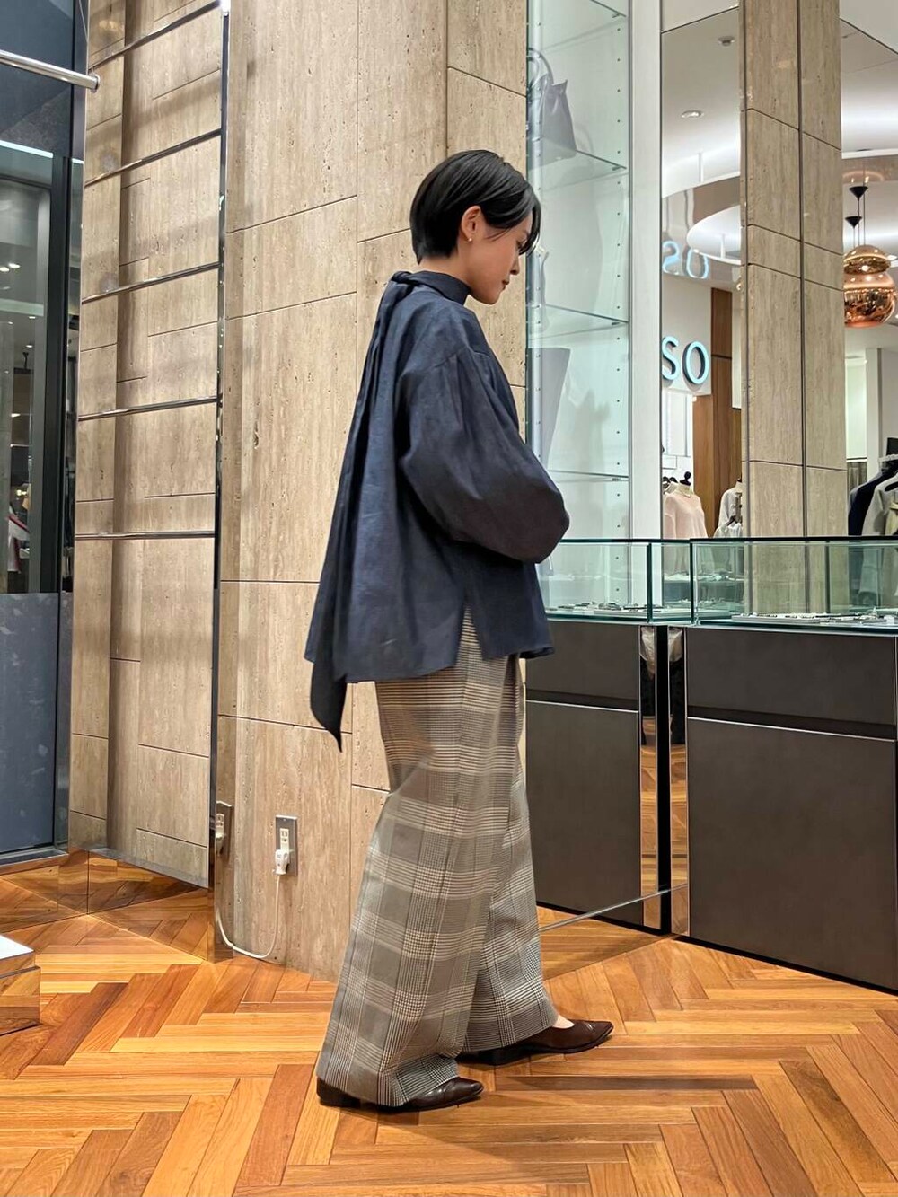 ブラック系のその他パンツ、ブルー系のシャツ/ブラウスを着用したレディースの秋コーディネートの2枚目の写真