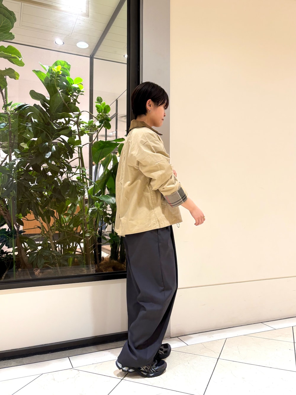 ベージュ系のその他アウター、ホワイト系のシャツ/ブラウス、グレー系のその他パンツを着用したレディースの春コーディネートの2枚目の写真