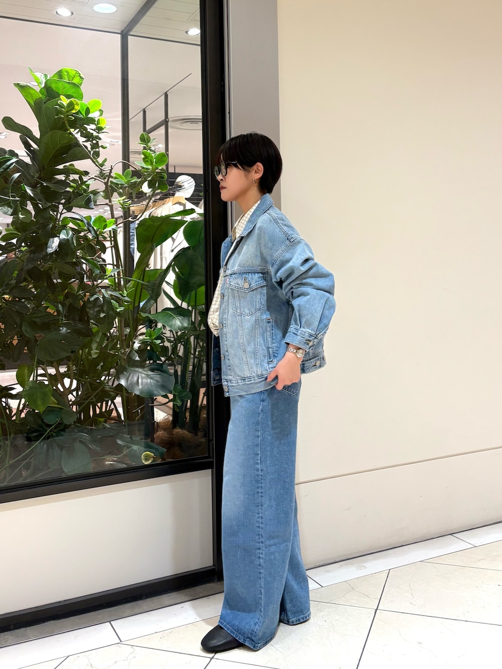 ブルー系のデニムジャケット、ホワイト系のシャツ/ブラウスを着用したレディースの冬コーディネートの2枚目の写真