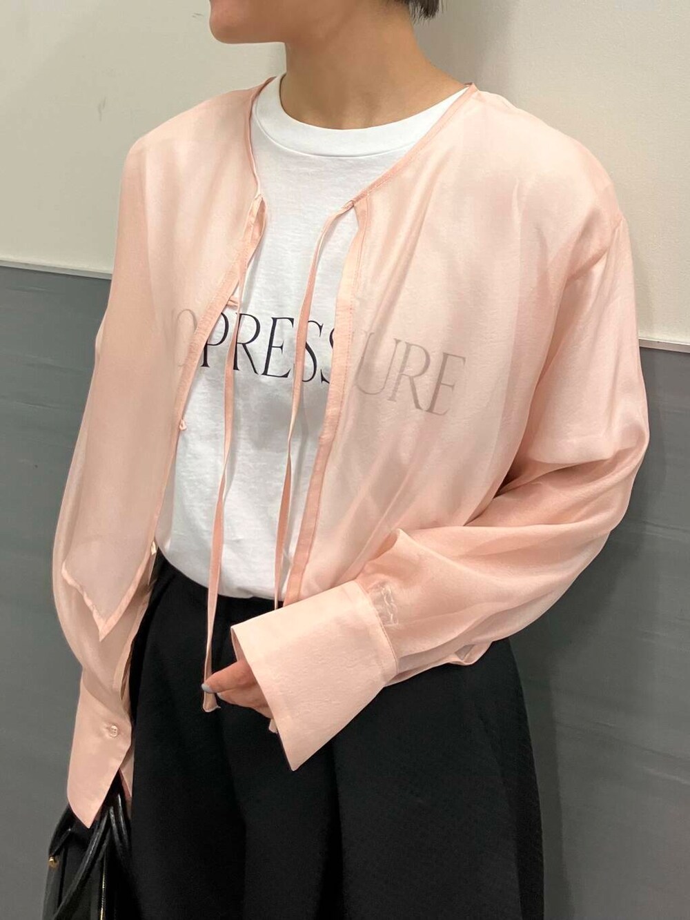 ホワイト系のTシャツ/カットソー、ブラック系のその他パンツ、ピンク系のシャツ/ブラウスを着用したレディースの夏コーディネートの3枚目の写真