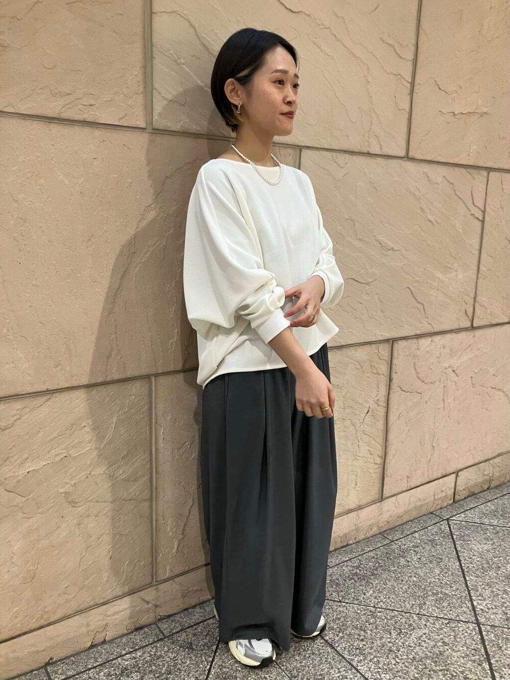 「シンプル、ワイドパンツ、カジュアル、きれいめカジュアル、プルオーバー、低身長、春コーデ、低身長コーデ、ゆったり、ROSSO、ショートヘア、パンツコーデ、こなれ感、20代後半、ナチュラル×ブルベ冬」｜「URBAN RESEARCHのdecor『デコール』　Hematite8mmBallchoker（ネックレス、シルバー系）」を使った、オナカさん（レディース・153cm）の春コーディネートの3枚目の写真