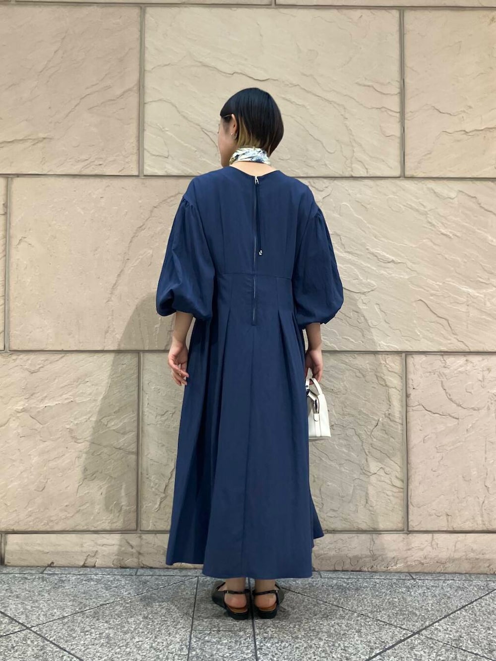 「シンプル、ワンピース、きれいめカジュアル、スカーフ、低身長、春コーデ、低身長コーデ、ROSSO、ショートヘア、20代後半、春カラーコーデ、きれいめ、ナチュラル×ブルベ冬、ナチュラル×低身長」｜「manipuriのmanipuri　65スプリングスプリング（バンダナ/スカーフ、ブルー系）」を使った、オナカさん（レディース・153cm）の春コーディネートの3枚目の写真