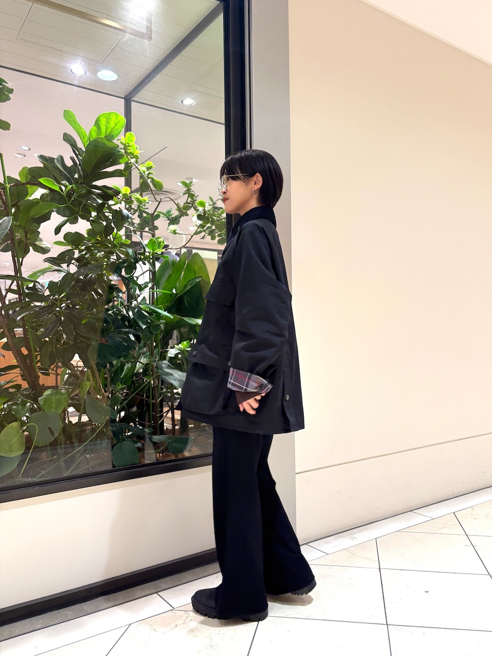 ブラック系のその他アウター、ブラウン系のTシャツ/カットソー、ブラック系のその他パンツを着用したレディースの秋コーディネートの5枚目の写真