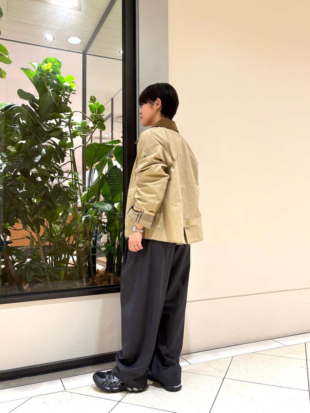 ベージュ系のその他アウター、ホワイト系のシャツ/ブラウス、グレー系のその他パンツを着用したレディースの春コーディネートの3枚目の写真