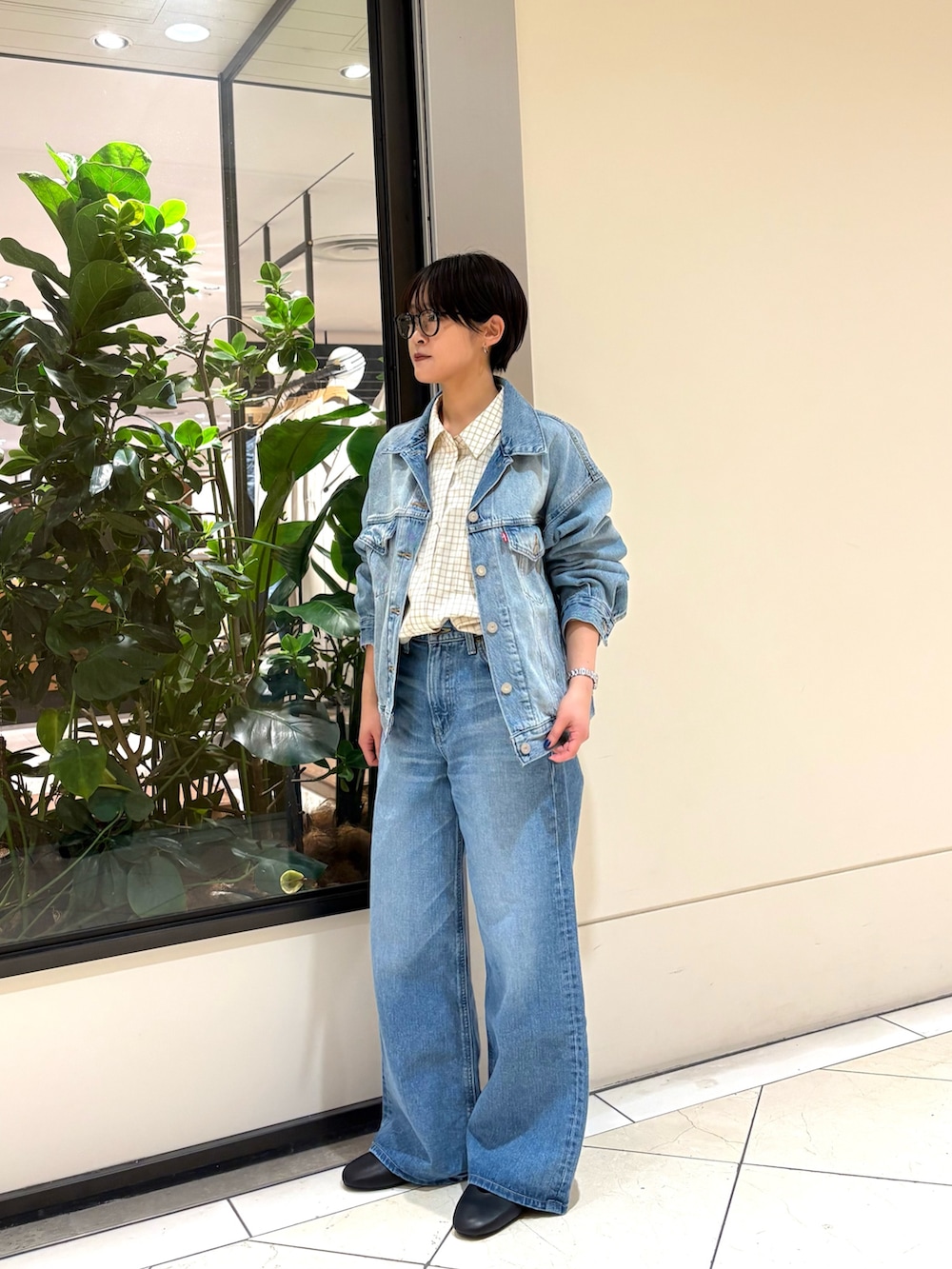 ブルー系のデニムジャケット、ホワイト系のシャツ/ブラウスを着用したレディースの冬コーディネートの3枚目の写真