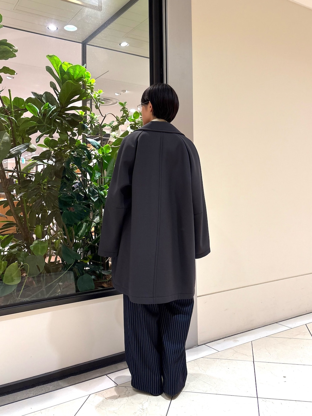 ブラック系のTシャツ/カットソー、グレー系のチェスターコート、その他のその他パンツを着用したレディースの秋コーディネートの3枚目の写真