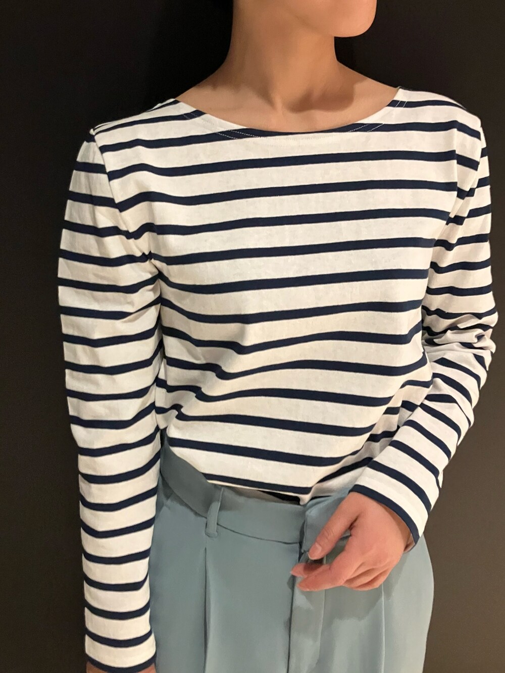 ブルー系のTシャツ/カットソー、ブルー系のその他パンツ、ホワイト系のショルダーバッグを着用したレディースの春コーディネートの2枚目の写真