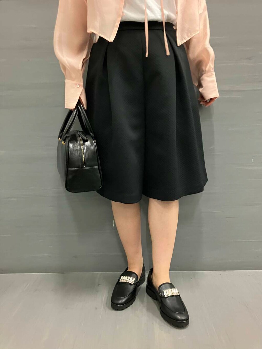 ホワイト系のTシャツ/カットソー、ブラック系のその他パンツ、ピンク系のシャツ/ブラウスを着用したレディースの夏コーディネートの4枚目の写真