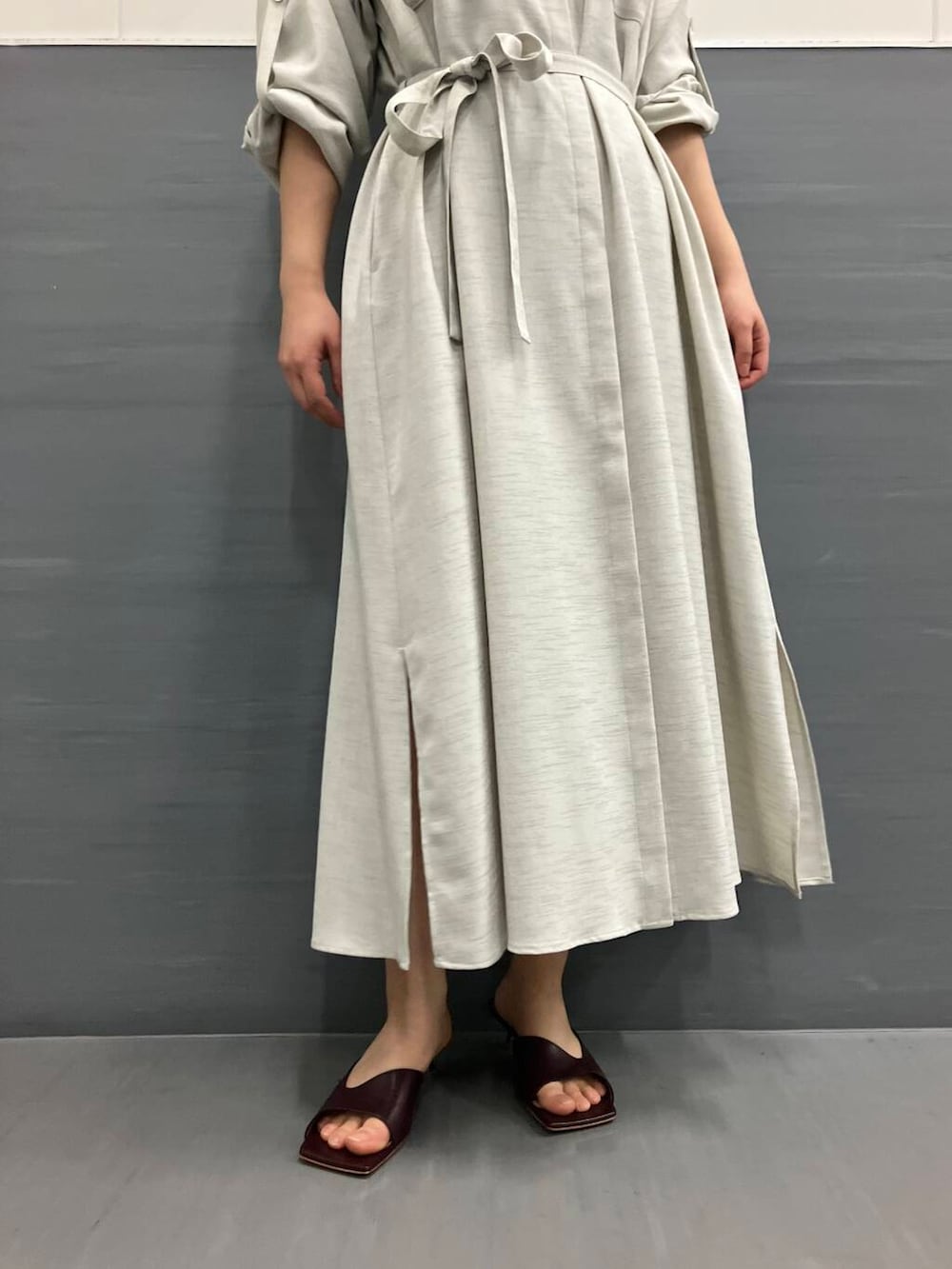 ベージュ系のワンピースを着用したレディースの春コーディネートの4枚目の写真