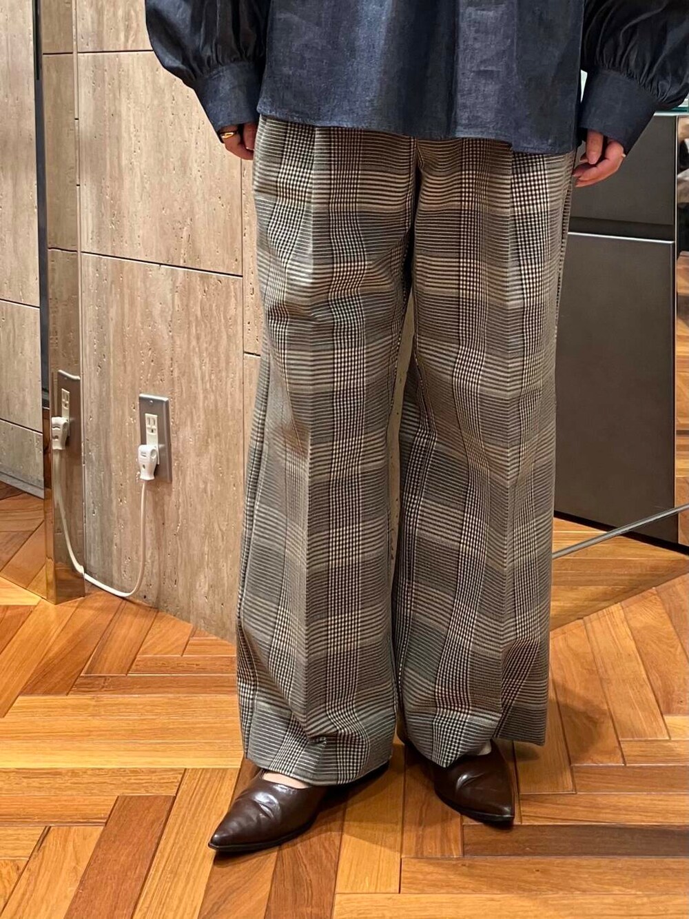 ブラック系のその他パンツ、ブルー系のシャツ/ブラウスを着用したレディースの秋コーディネートの6枚目の写真