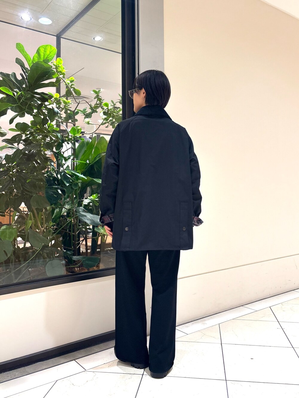 ブラック系のその他アウター、ブラウン系のTシャツ/カットソー、ブラック系のその他パンツを着用したレディースの秋コーディネートの4枚目の写真