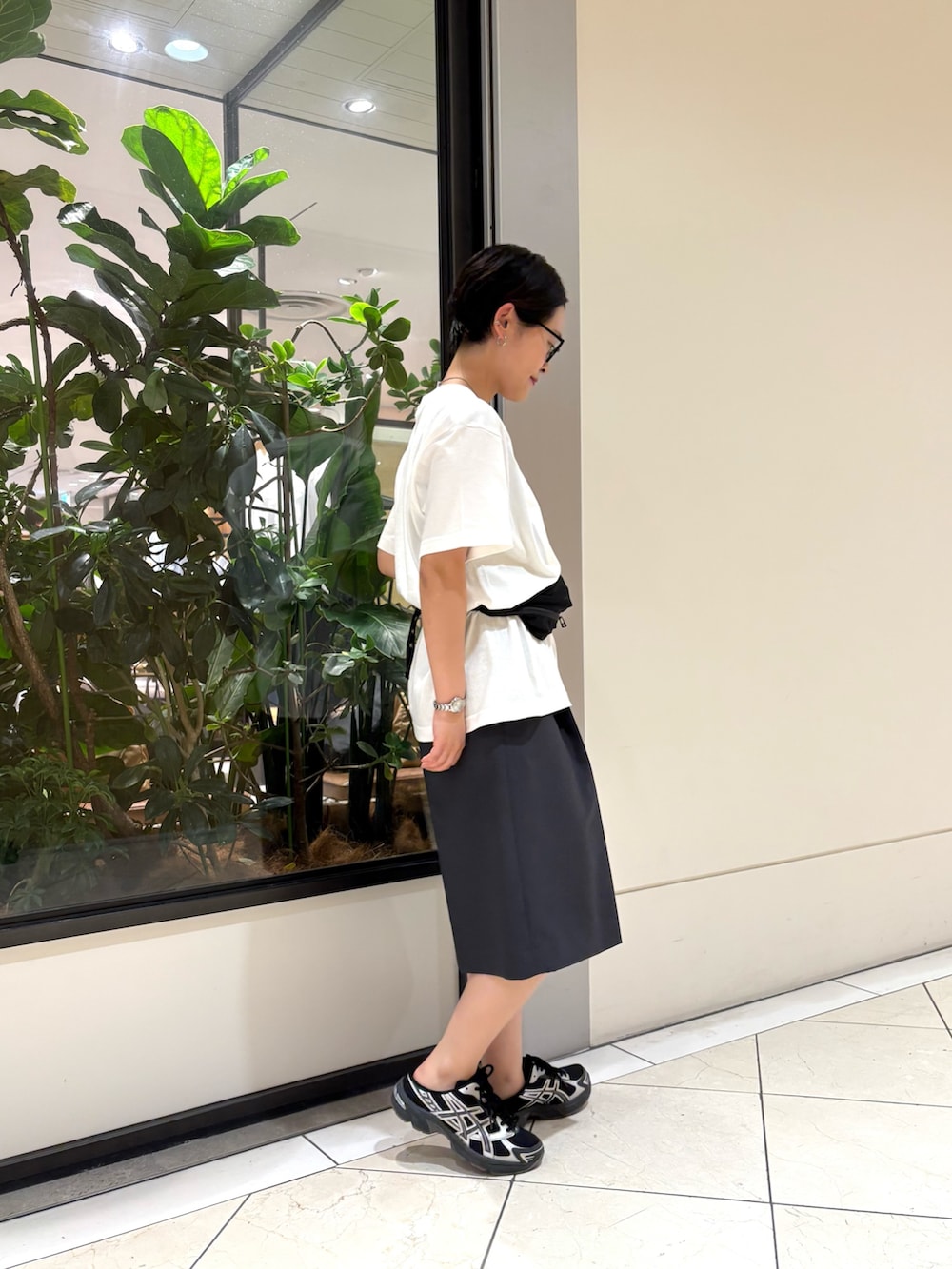 ホワイト系のTシャツ/カットソー、グレー系のその他パンツ、ブラック系のスニーカーを着用したレディースの夏コーディネートの2枚目の写真
