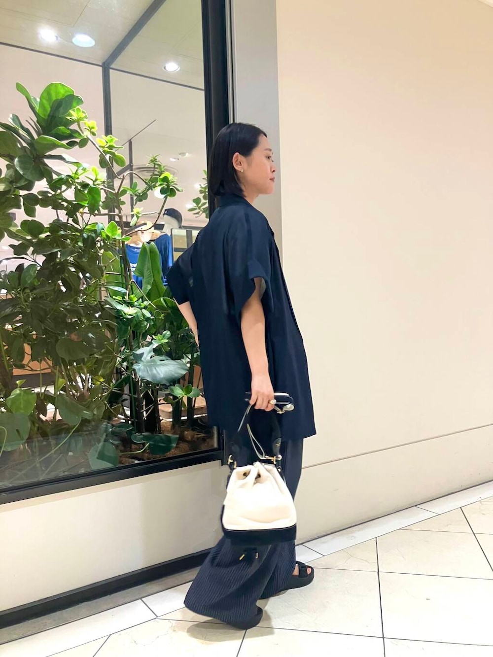 ホワイト系のTシャツ/カットソー、ブルー系のその他アウター、その他のその他パンツを着用したレディースの夏コーディネートの2枚目の写真