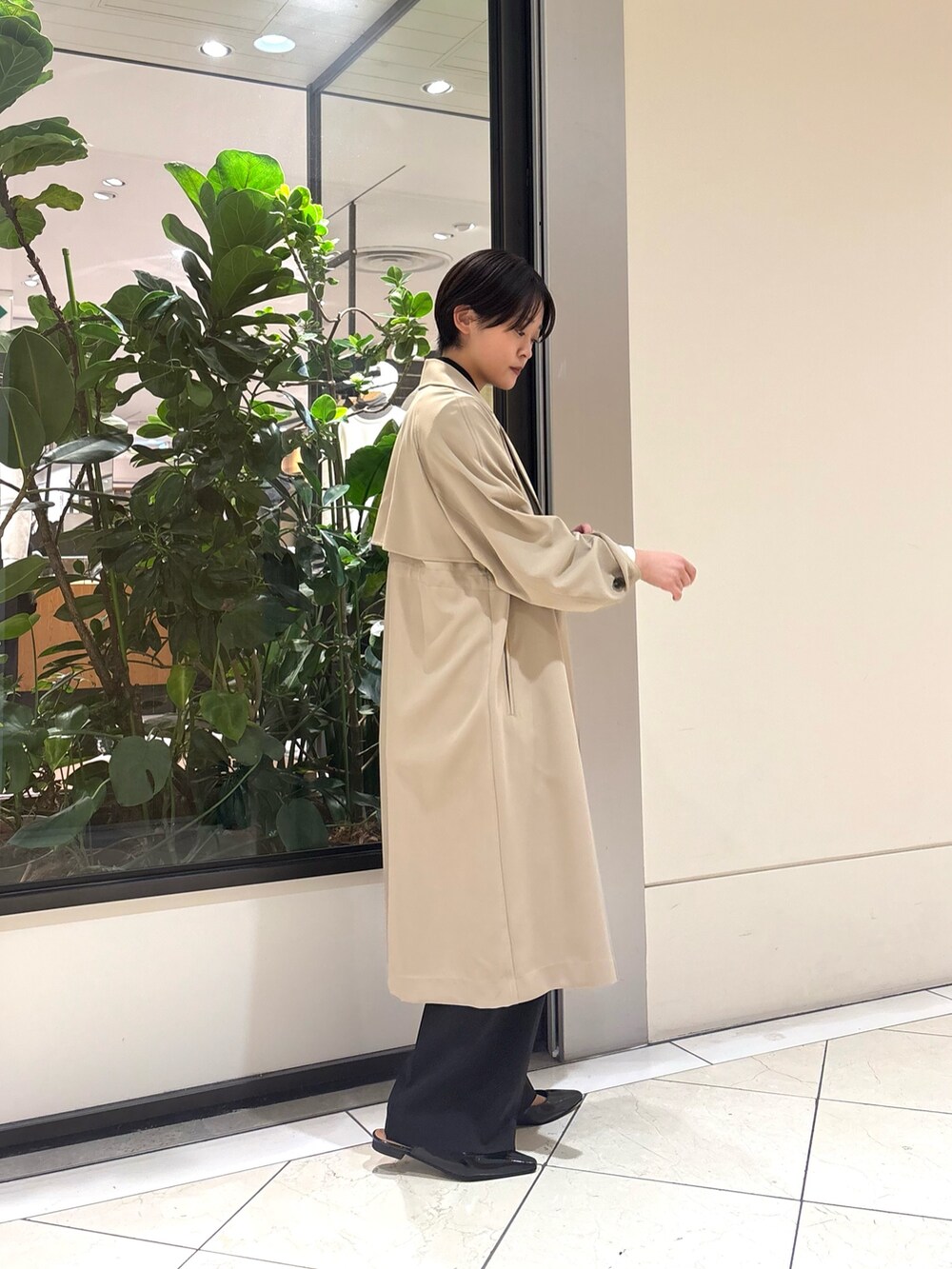 ブラック系のその他パンツ、ブラック系のその他アウター、ブラック系のショルダーバッグを着用したレディースの冬コーディネートの6枚目の写真