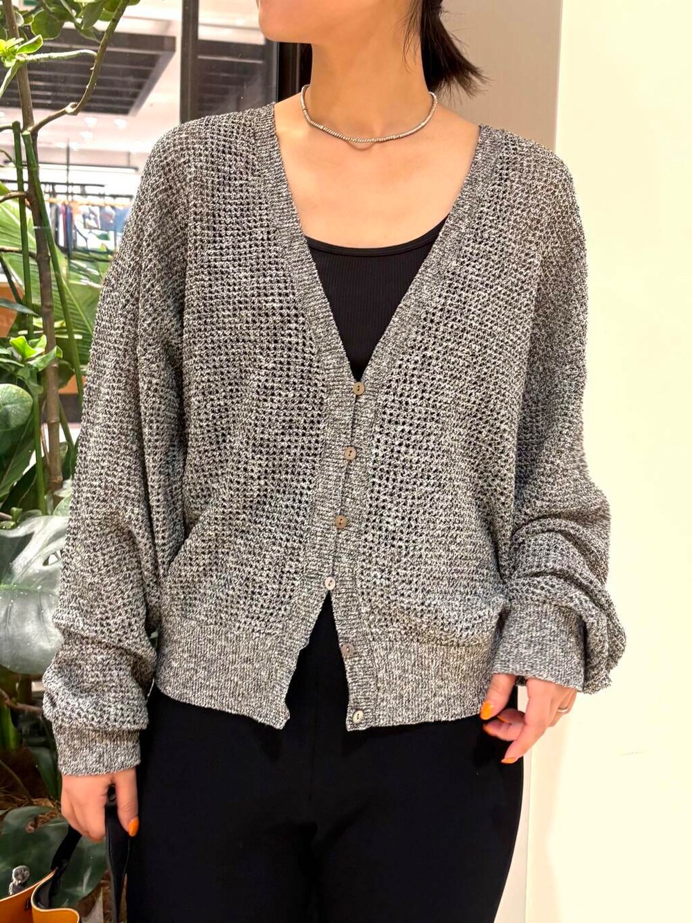 ブラック系のサンダル、ブラック系のカーディガン/ボレロを着用したレディースの夏コーディネートの4枚目の写真