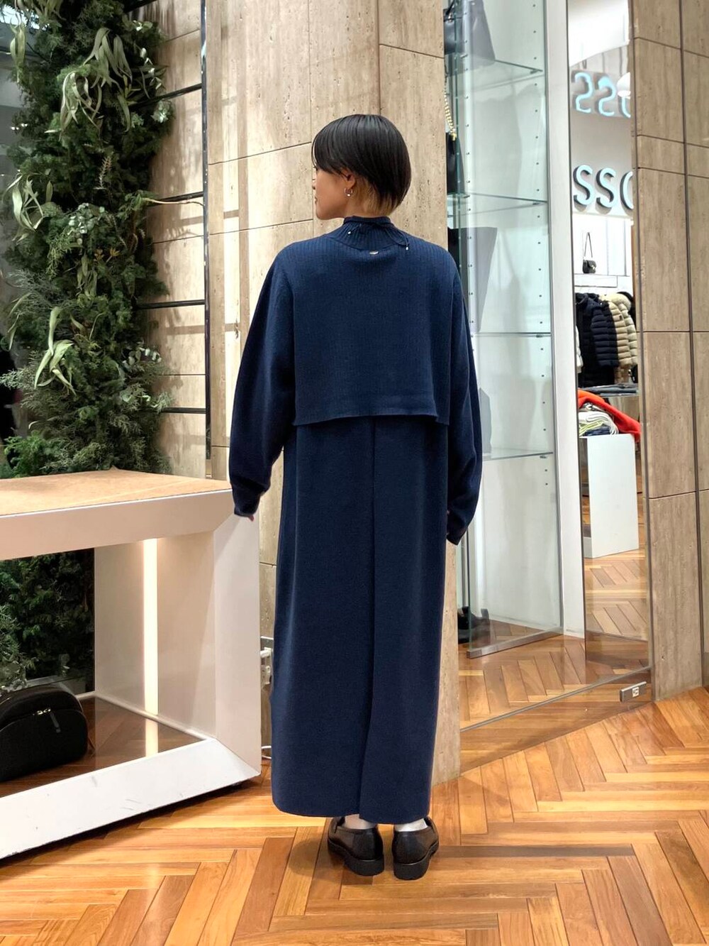 ブルー系のワンピース、ブラック系のその他シューズ、シルバー系のネックレスを着用したレディースの冬コーディネートの3枚目の写真