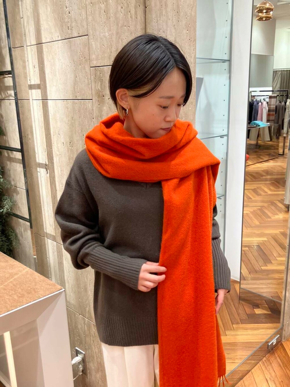 ブラウン系のニット/セーター、ホワイト系のその他パンツ、ブラウン系のパンプスを着用したレディースの冬コーディネートの4枚目の写真