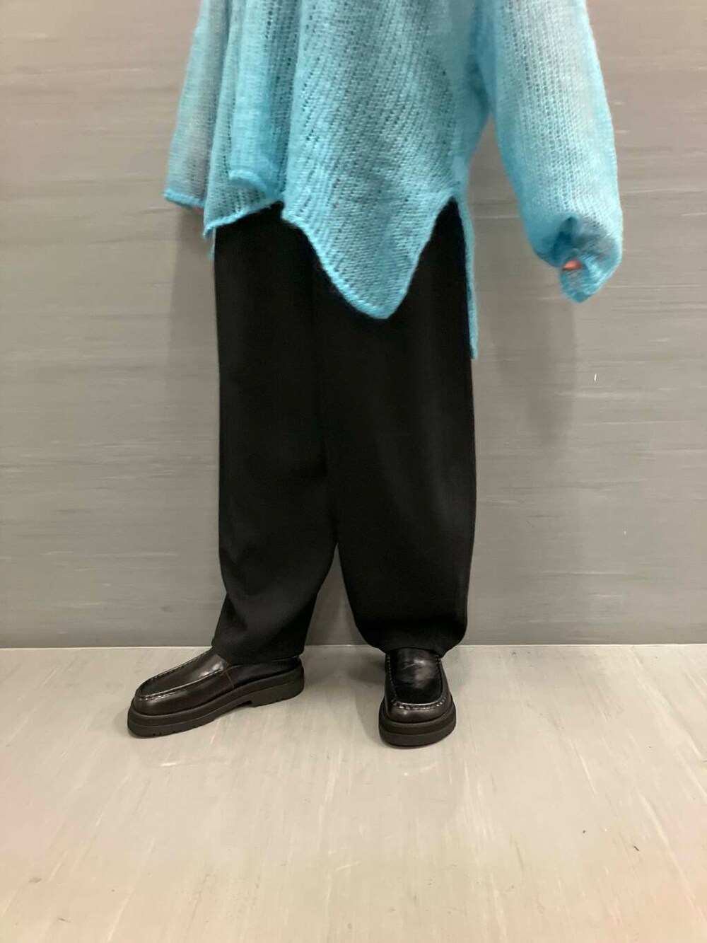 ブラック系のその他パンツ、ブラック系のキャミソール、ブルー系のニット/セーターを着用したレディースの秋コーディネートの4枚目の写真