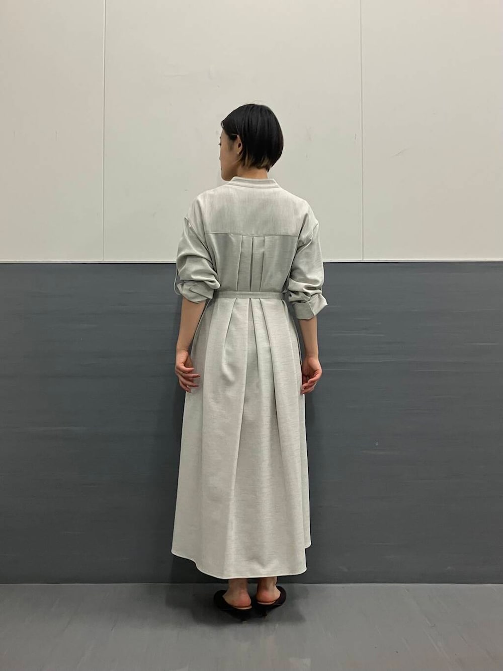 ベージュ系のワンピースを着用したレディースの春コーディネートの2枚目の写真