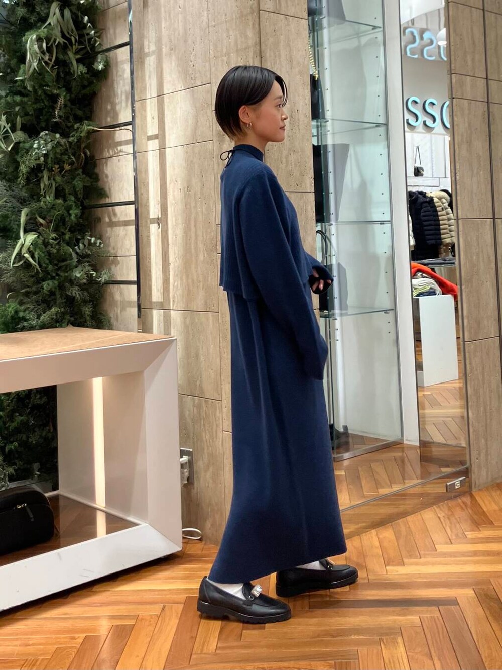 ブルー系のワンピース、ブラック系のその他シューズ、シルバー系のネックレスを着用したレディースの冬コーディネートの2枚目の写真