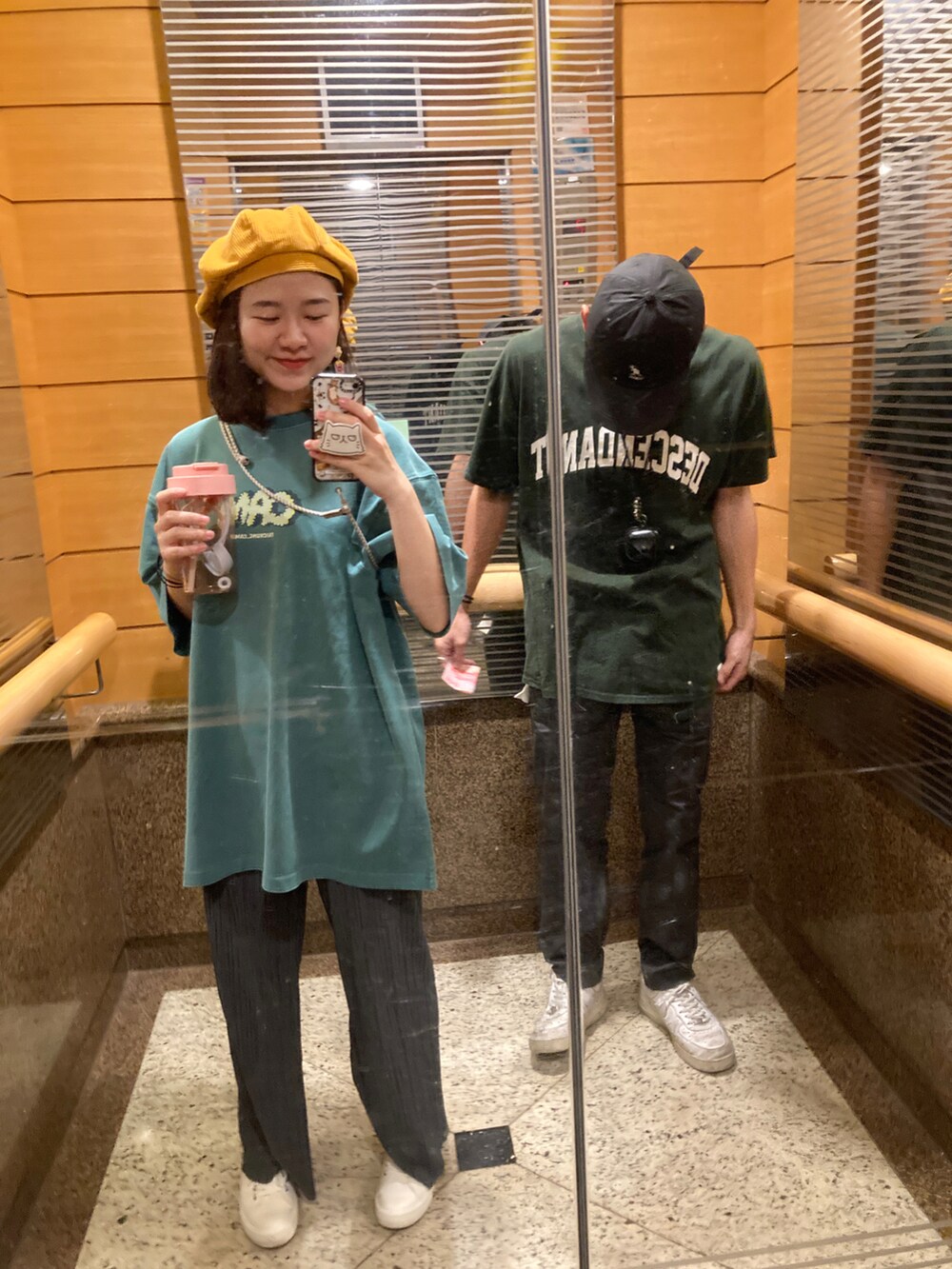 グリーン系のTシャツ/カットソーを着用したレディースの秋コーディネートの2枚目の写真