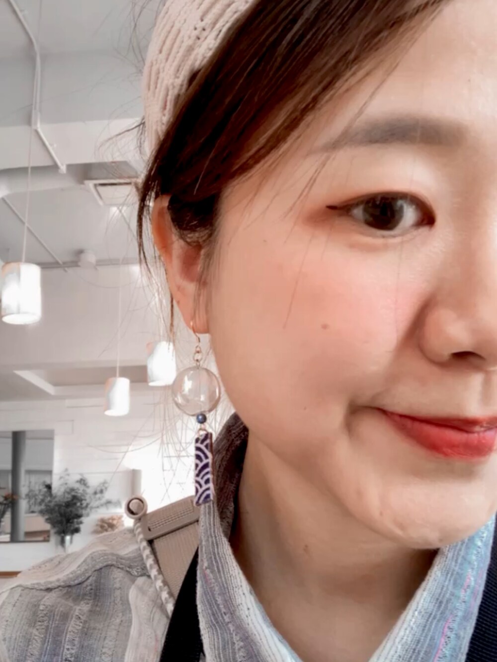 ベージュ系のスニーカー、ベージュ系のスカートを着用したレディースの秋コーディネートの4枚目の写真