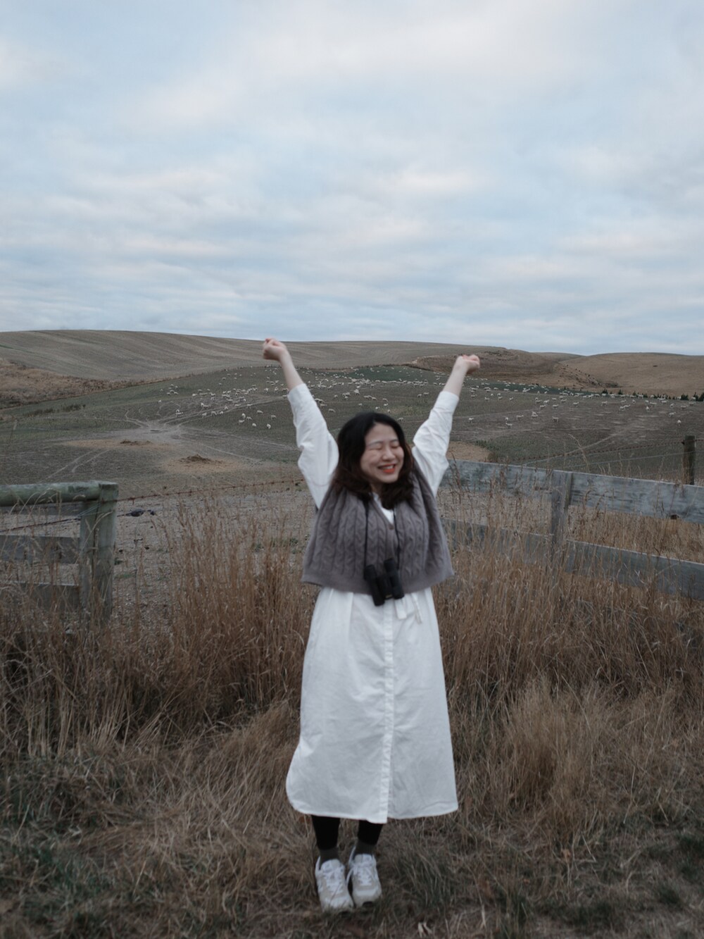 ベージュ系のスニーカーを着用したレディースの秋コーディネートの2枚目の写真