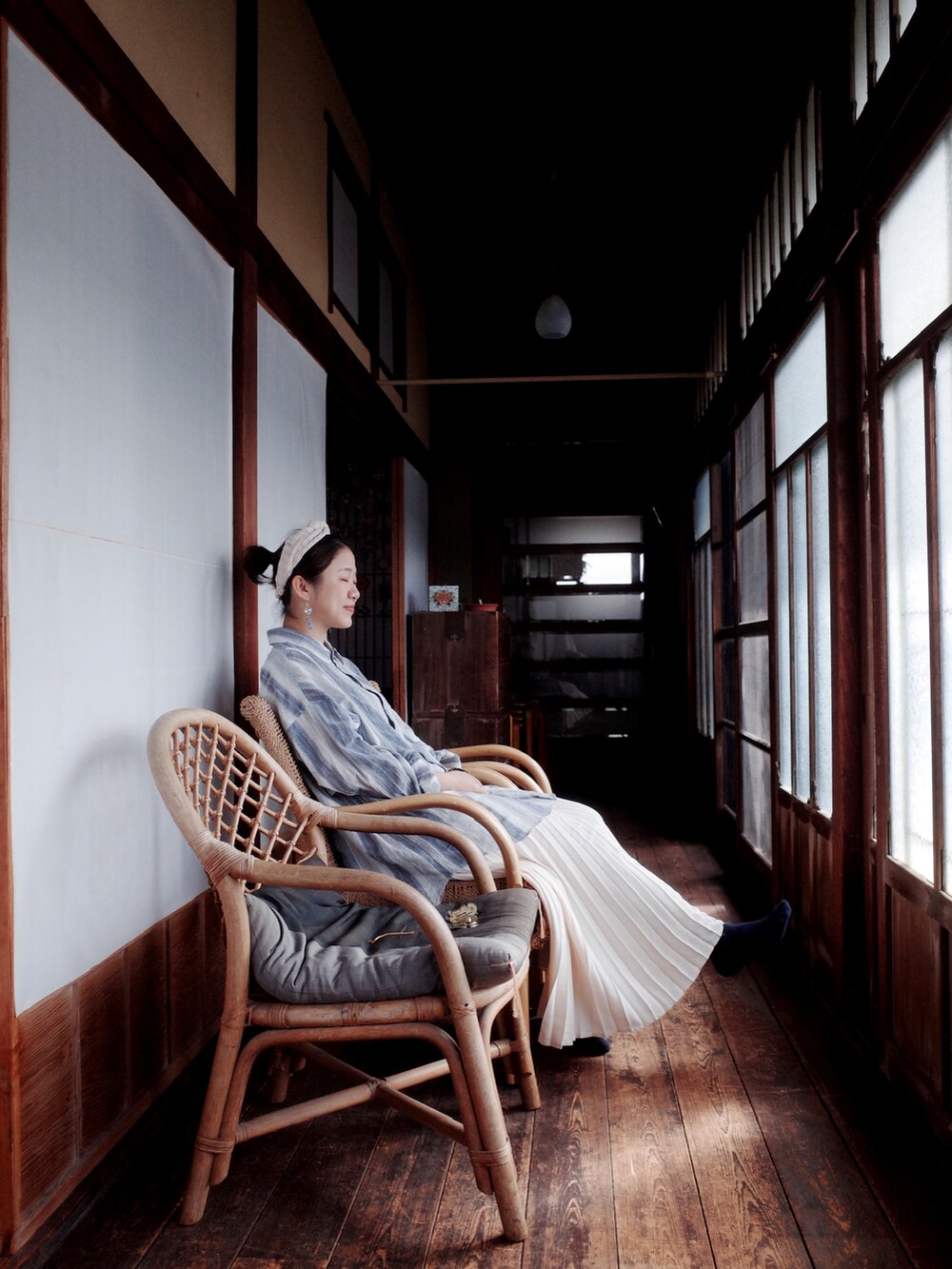 ベージュ系のスニーカー、ベージュ系のスカートを着用したレディースの秋コーディネートの3枚目の写真