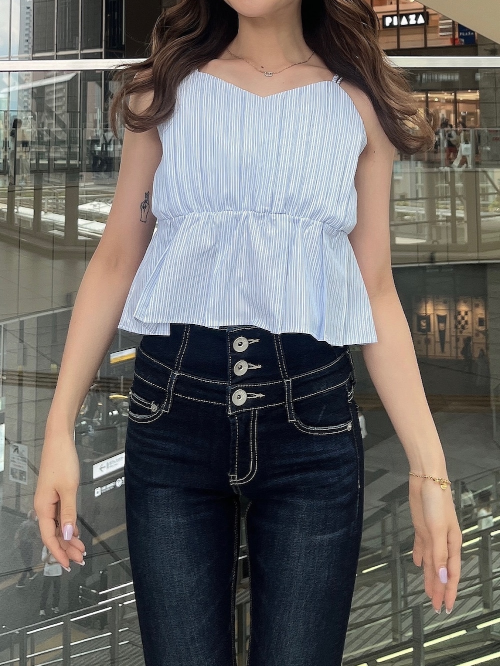 「GYDA、GYDAコーデ、キレイめカジュアル、キャミソール、ストライプ、カラーコーデ、デニムパンツ、デニムコーデ、夏コーデ、クリアサンダル、骨格ウェーブ、156cm」｜「GYDAのプリーツペプラムキャミブラウス（キャミソール、その他）」を使った、mioさん（レディース・156cm）の夏コーディネートの3枚目の写真