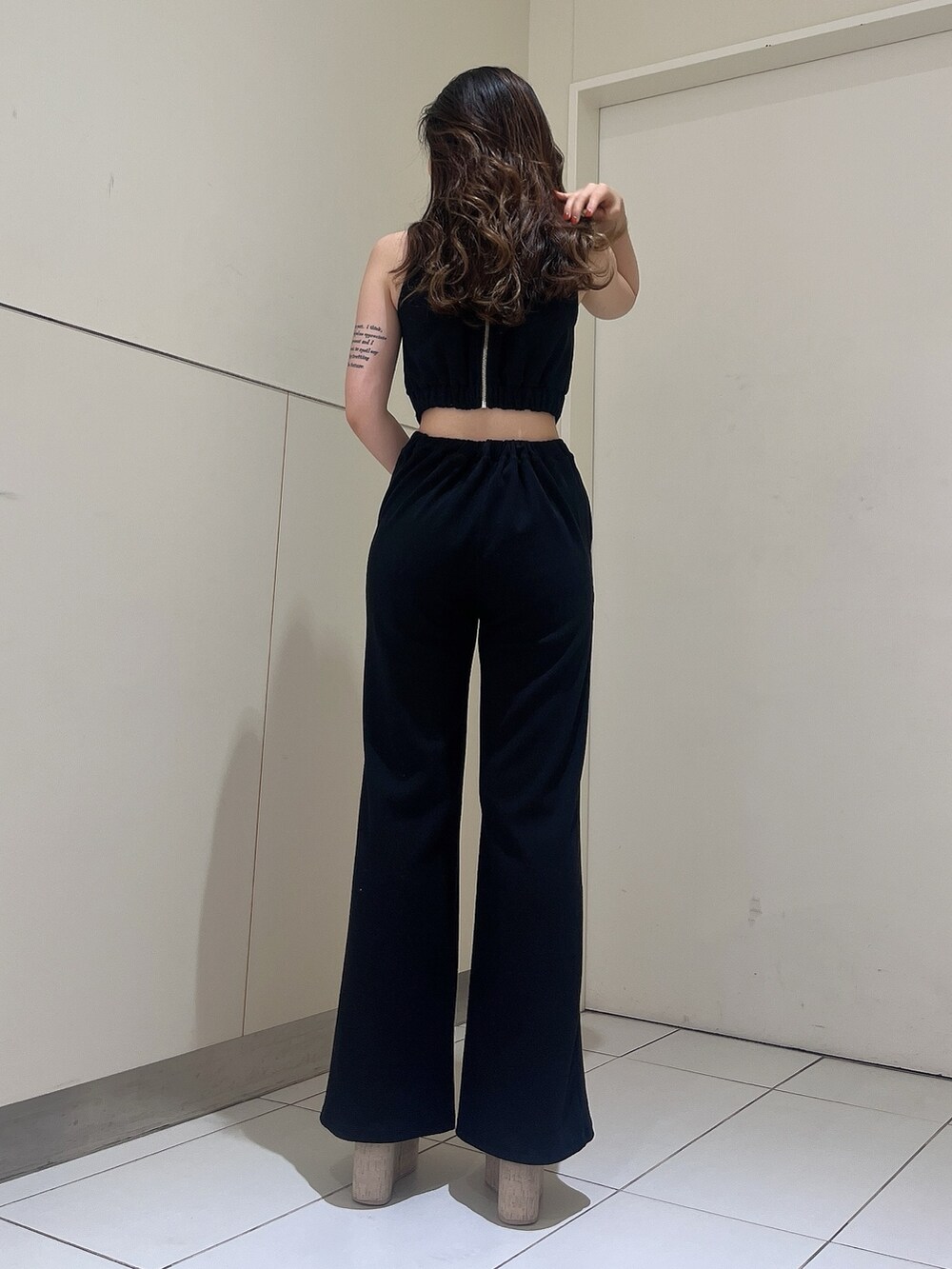 「GYDA、GYDAコーデ、夏コーデ、ロンパース、カジュアルコーデ、きれいめカジュアル、シンプルコーデ、楽チンコーデ、ノースリーブ、厚底サンダル、ブラックコーデ、パンツスタイル、着痩せ、156cm、骨格ウェーブ」｜「GYDAのバックZIPテレコロンパース（つなぎ/オールインワン、ブラック系）」を使った、mioさん（レディース・156cm）の夏コーディネートの3枚目の写真