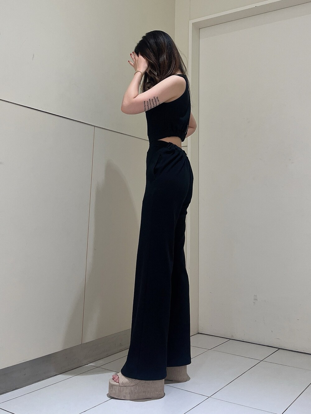 「GYDA、GYDAコーデ、夏コーデ、ロンパース、カジュアルコーデ、きれいめカジュアル、シンプルコーデ、楽チンコーデ、ノースリーブ、厚底サンダル、ブラックコーデ、パンツスタイル、着痩せ、156cm、骨格ウェーブ」｜「GYDAのバックZIPテレコロンパース（つなぎ/オールインワン、ブラック系）」を使った、mioさん（レディース・156cm）の夏コーディネートの2枚目の写真