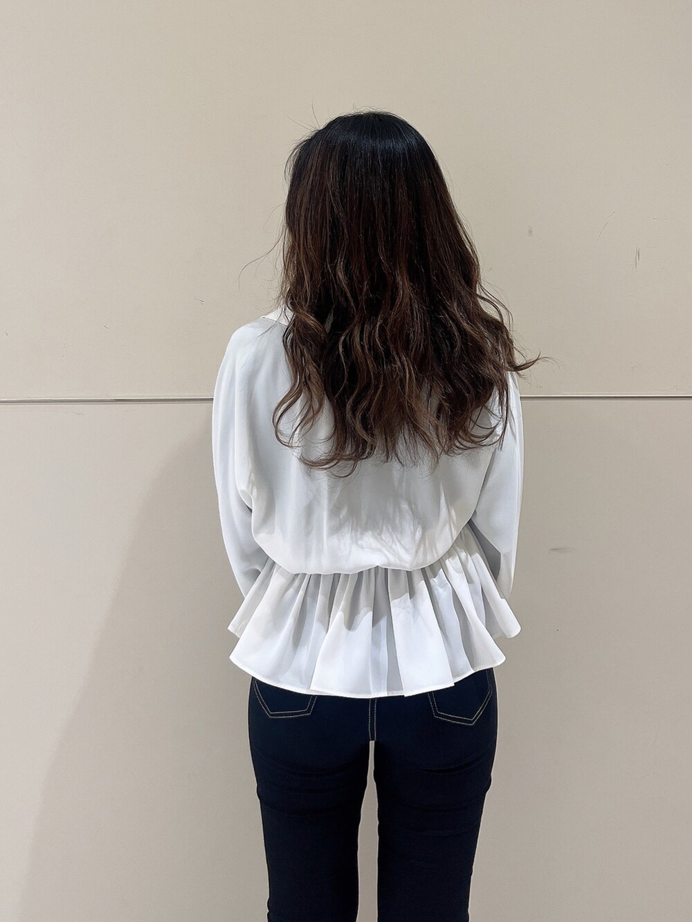 ホワイト系のシャツ/ブラウス、ブラック系のデニムパンツ、ホワイト系のパンプスを着用したレディースの春コーディネートの3枚目の写真