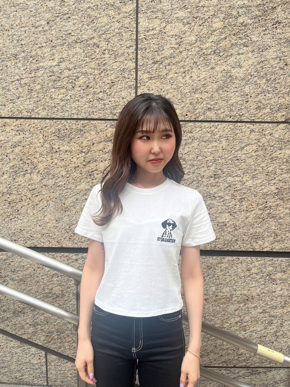 「GYDA、GYDAコーデ、モノトーンコーデ、黒スキニー、ショート丈トップス、カジュアルコーデ、厚底サンダル、夏コーデ、シンプルコーデ、骨格ウェーブ、ラクチンコーデ、156cm」｜「GYDAのGYDA-LMATIANショートTシャツ（Tシャツ/カットソー、ホワイト系）」を使った、mioさん（レディース・156cm）の夏コーディネートの3枚目の写真