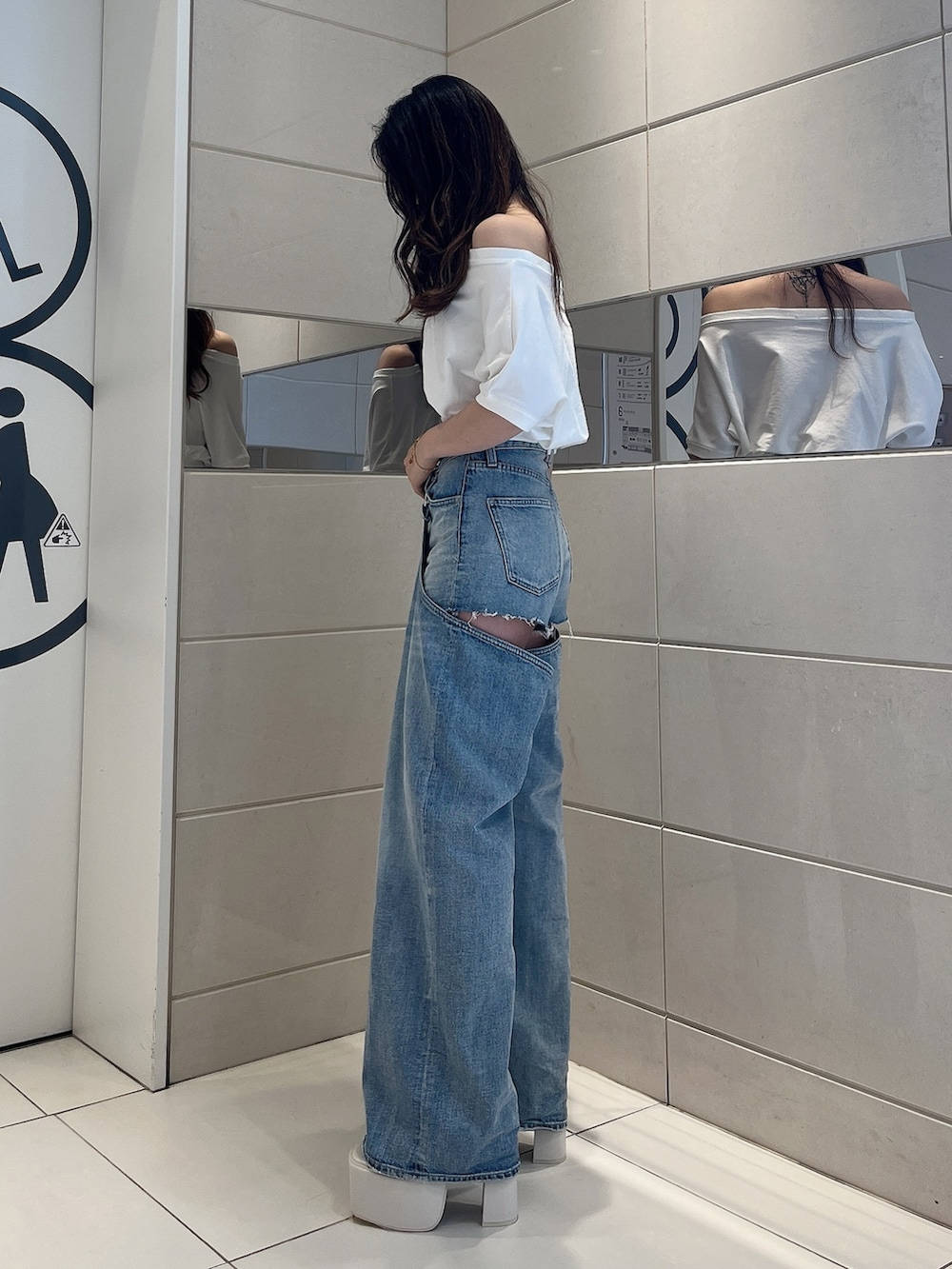 ホワイト系のTシャツ/カットソー、ブルー系のデニムパンツ、ホワイト系のサンダルを着用したレディースの夏コーディネートの2枚目の写真