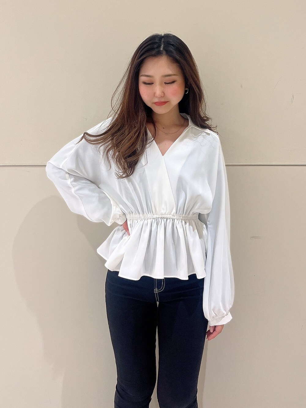 ホワイト系のシャツ/ブラウス、ブラック系のデニムパンツ、ホワイト系のパンプスを着用したレディースの春コーディネートの2枚目の写真