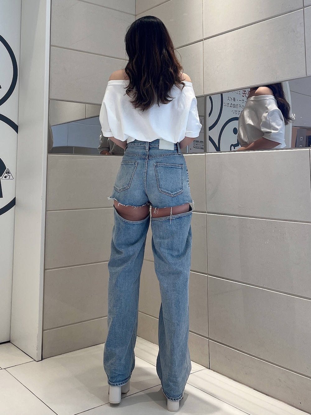 ホワイト系のTシャツ/カットソー、ブルー系のデニムパンツ、ホワイト系のサンダルを着用したレディースの夏コーディネートの3枚目の写真