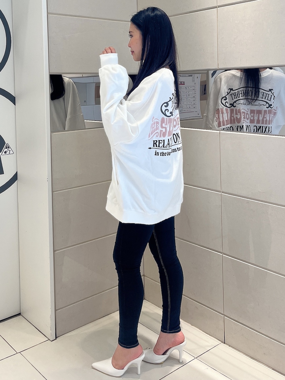 「GYDA、GYDAコーデ、カジュアル、カジュアルコーデ、スウェット、トレーナー、秋コーデ、モノトーンコーデ、シンプルコーデ、ラクチンコーデ、デニムコーデ、スキニーデニム、156cm、骨格ウェーブ」｜「GYDAのTHE STATE OF CALIFドルマンスウェットトップス（スウェット、ホワイト系）」を使った、mioさん（レディース・156cm）の秋コーディネートの2枚目の写真