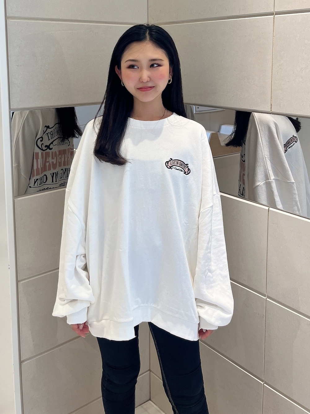 「GYDA、GYDAコーデ、カジュアル、カジュアルコーデ、スウェット、トレーナー、秋コーデ、モノトーンコーデ、シンプルコーデ、ラクチンコーデ、デニムコーデ、スキニーデニム、156cm、骨格ウェーブ」｜「GYDAのTHE STATE OF CALIFドルマンスウェットトップス（スウェット、ホワイト系）」を使った、mioさん（レディース・156cm）の秋コーディネートの4枚目の写真