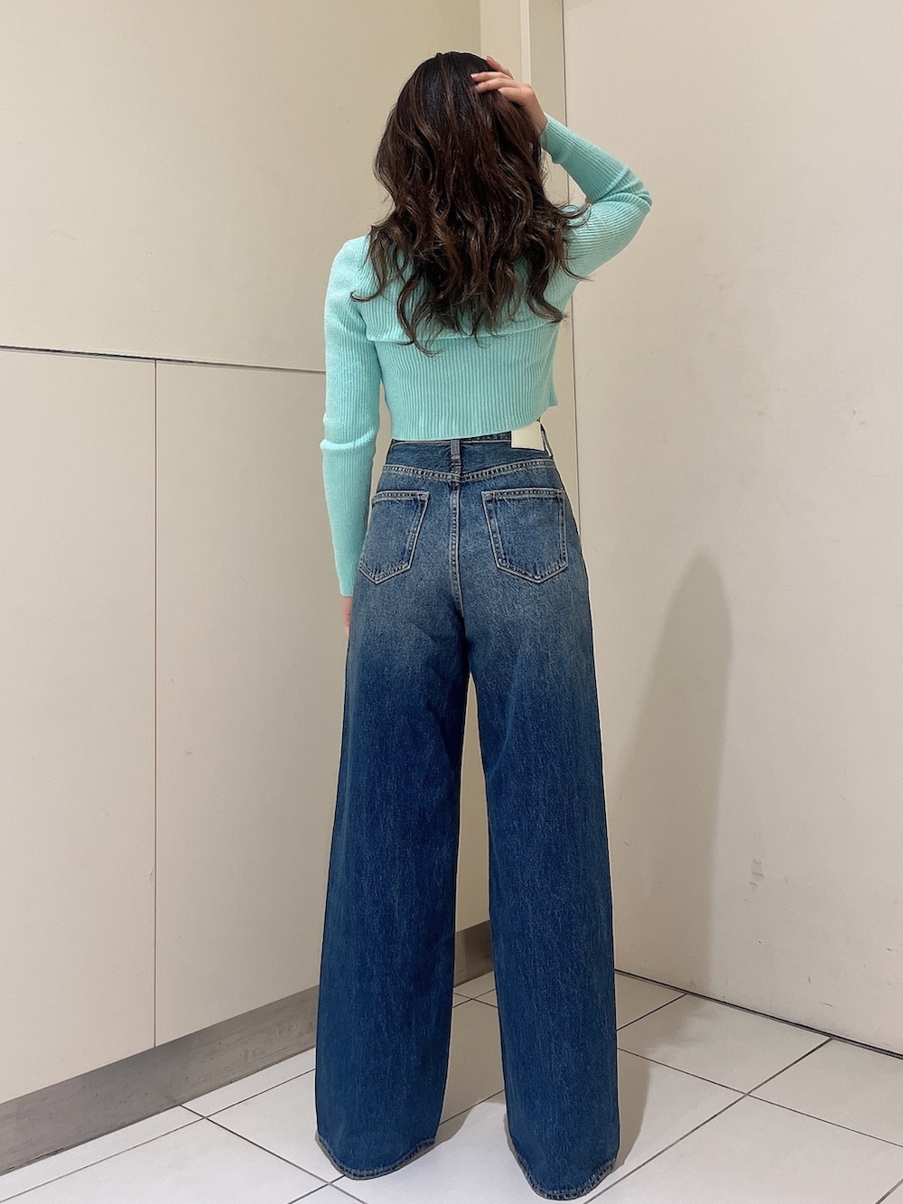 「GYDA、GYDAコーデ、カジュアルコーデ、きれいめカジュアル、カジュアル、ラメニット、ニットカーディガン、カラーニット、カラーコーデ、ミントカラー、デニムコーデ、ワイドデニム、春コーデ、156cm、骨格ウェーブ」｜「GYDAのラメモールニットカーディガン（カーディガン/ボレロ、グリーン系）」を使った、mioさん（レディース・156cm）の冬コーディネートの2枚目の写真
