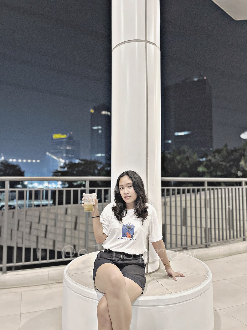 ホワイト系のサンダル、ブラック系のその他パンツ、ホワイト系のシャツ/ブラウスを着用したレディースの秋コーディネートの2枚目の写真