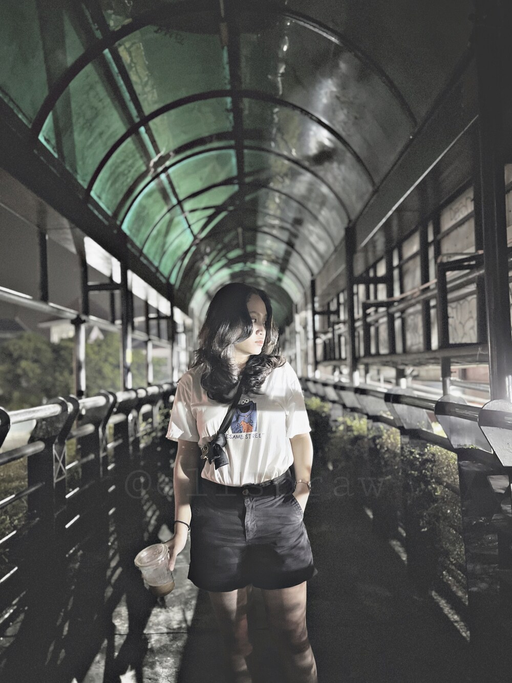 ホワイト系のサンダル、ブラック系のその他パンツ、ホワイト系のシャツ/ブラウスを着用したレディースの秋コーディネートの3枚目の写真