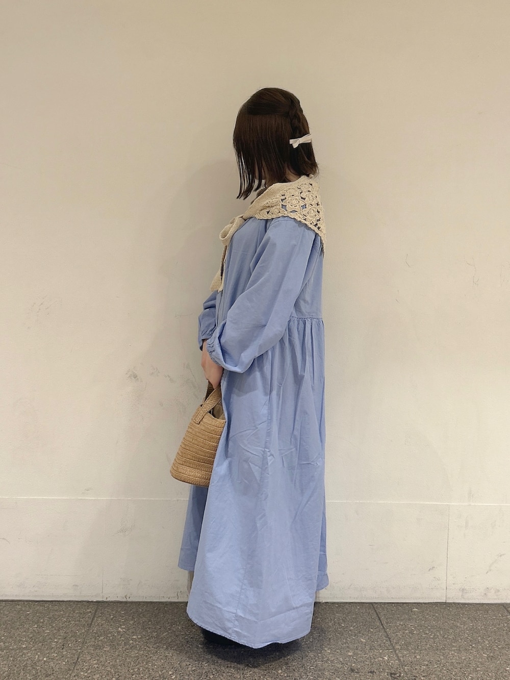 ホワイト系のハンドバッグ、ブルー系のワンピース、ホワイト系のネックレスを着用したレディースの春コーディネートの2枚目の写真