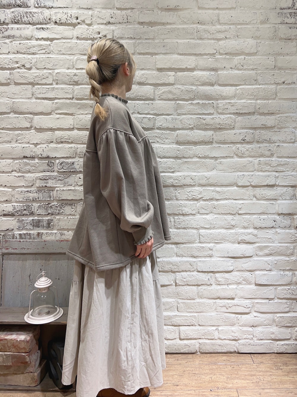 グレー系のTシャツ/カットソー、ベージュ系のスカートを着用したレディースの冬コーディネートの2枚目の写真