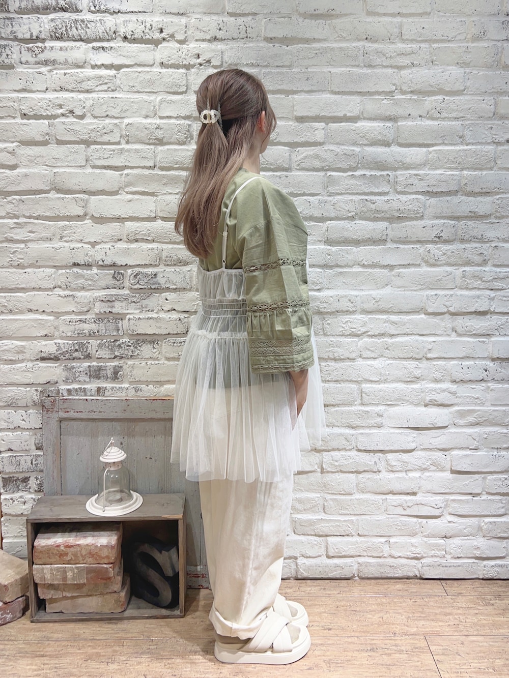 グリーン系のTシャツ/カットソー、ホワイト系のその他パンツ、ホワイト系のTシャツ/カットソーを着用したレディースの夏コーディネートの2枚目の写真