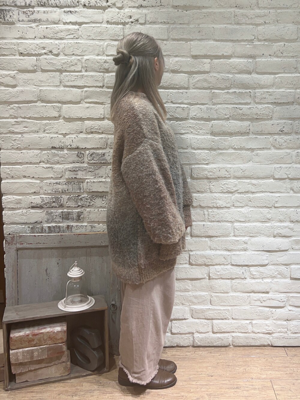 ベージュ系のニット/セーター、ベージュ系のその他パンツ、ホワイト系のハンドバッグを着用したレディースの冬コーディネートの2枚目の写真