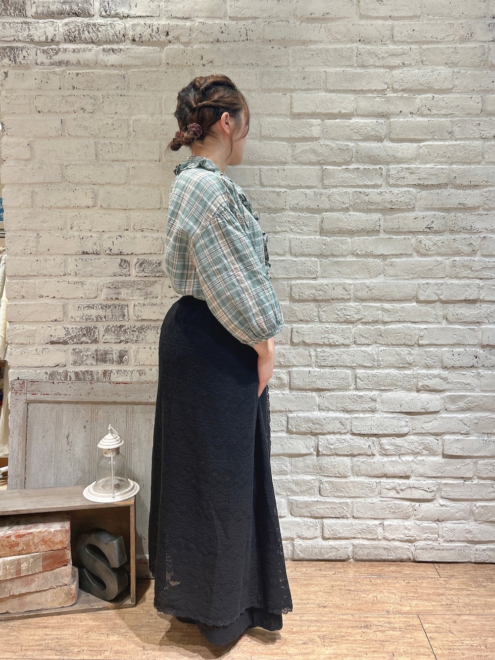 ブルー系のシャツ/ブラウス、ホワイト系のハンドバッグを着用したレディースの春コーディネートの2枚目の写真