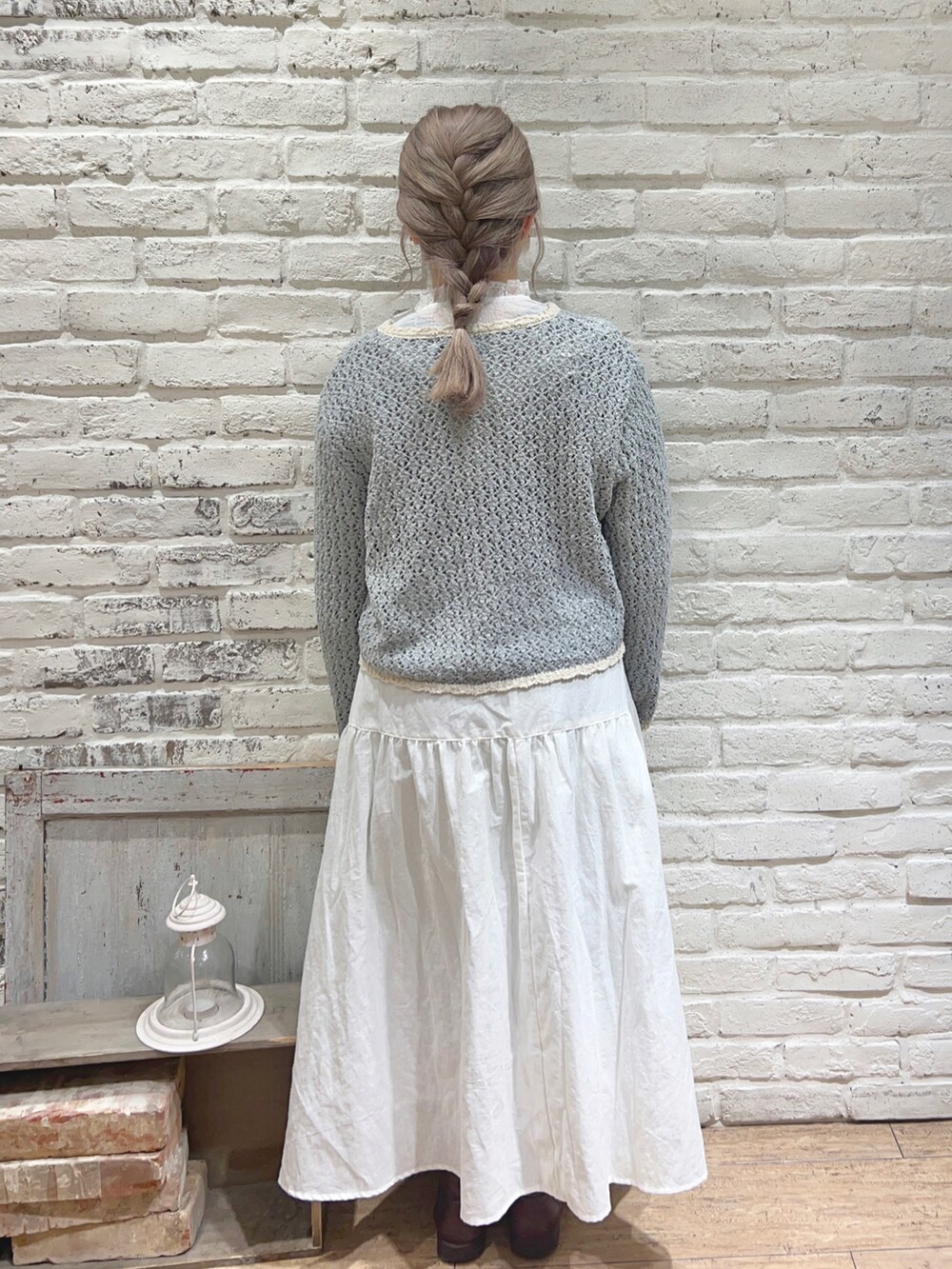 ホワイト系のスカート、ブルー系のカーディガン/ボレロを着用したレディースの春コーディネートの3枚目の写真