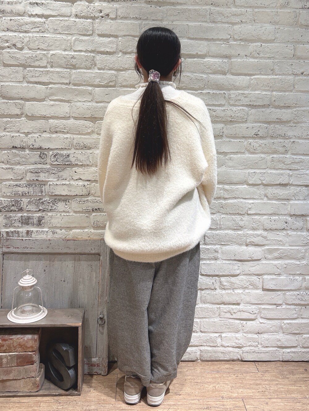 ホワイト系のニット/セーター、ブラック系のその他パンツ、ホワイト系のニット/セーターを着用したレディースの冬コーディネートの3枚目の写真