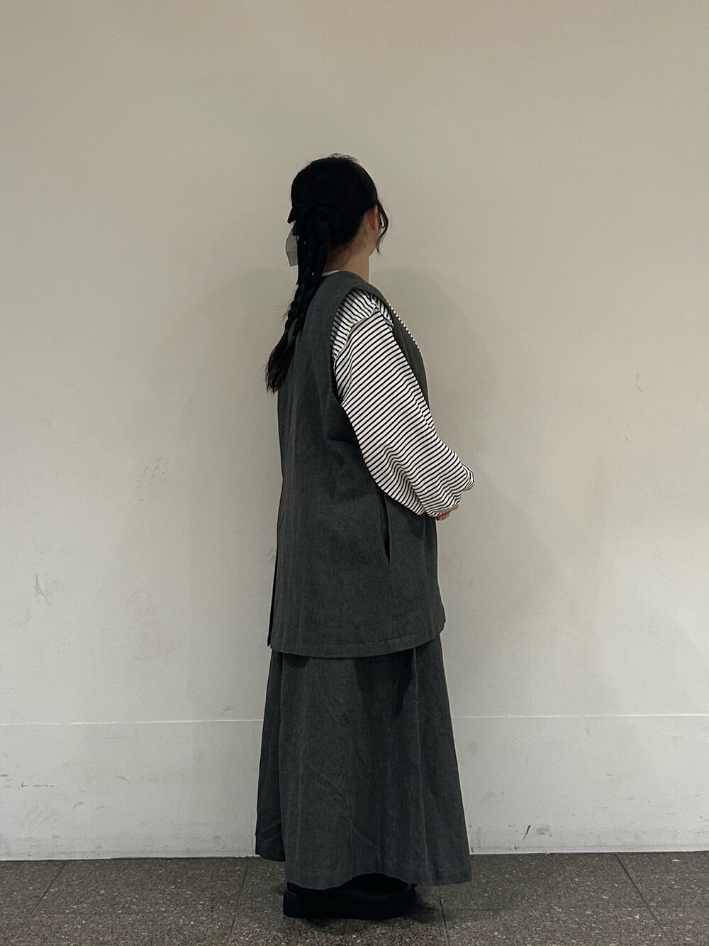 ブラック系のブーツ、ブラック系のベスト、ブラック系のその他パンツを着用したレディースの秋コーディネートの2枚目の写真