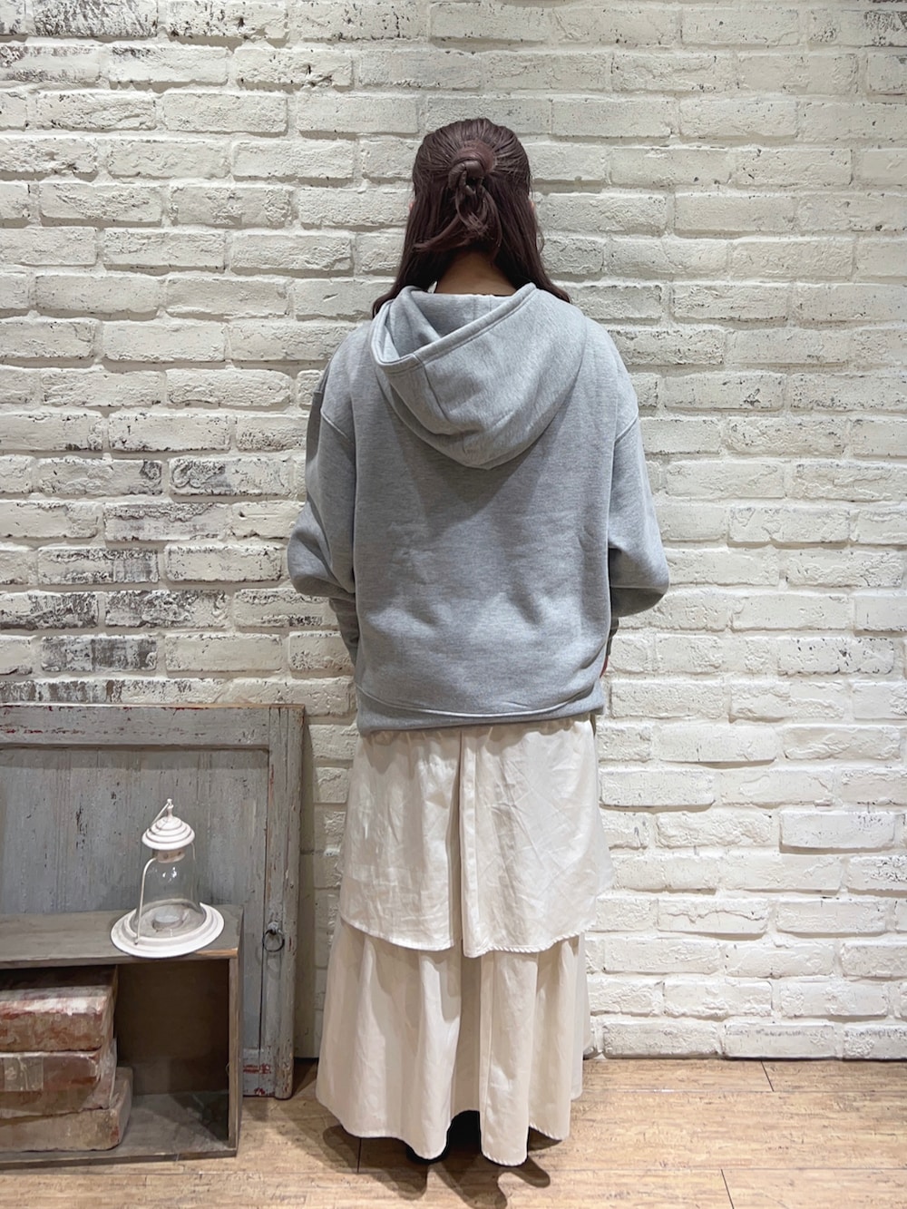 ホワイト系のスカート、グレー系のTシャツ/カットソーを着用したレディースの冬コーディネートの3枚目の写真